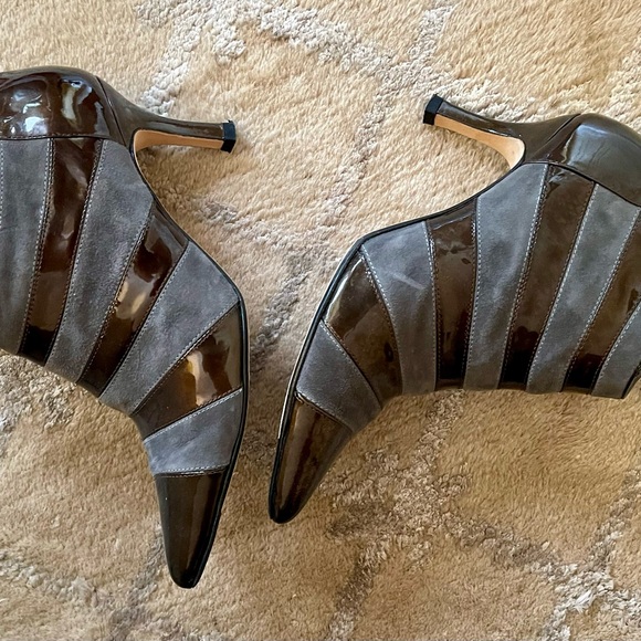 VANELi 7.5 Grey Suede Brown Patent leather ankle boots with zippers. 3” heel. - Picture 5 of 7